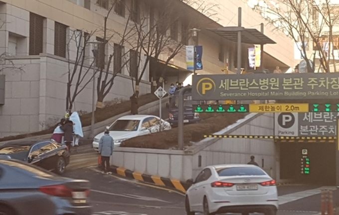 <세브란스병원 화재로 환자들이 대피하고 있다. 사진제공 연합뉴스>