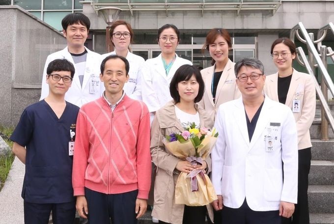 앞줄 맨 오른쪽부터 이광웅 교수, 간 기증자 부인 김난영 씨, 간 수혜자 남편 김상범 씨, 홍석균 교수 順