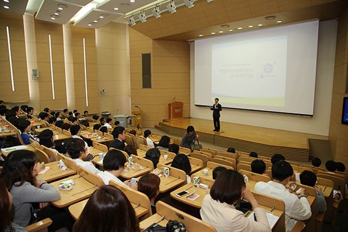 서울대학교병원은 청탁금지법 시행을 앞둔 2016년 9월 교수들을 대상으로 국민권익위원회 청렴총괄과장을 초청해 특강을 진행했다.
