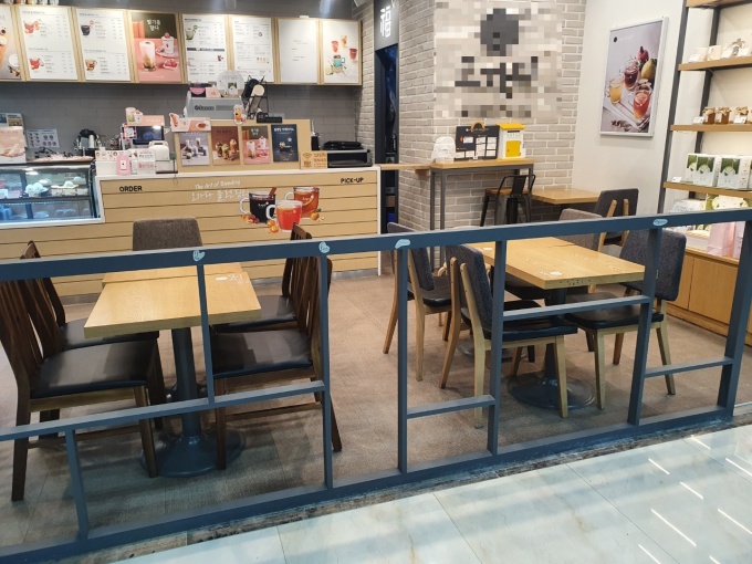 점심시간에도 원내 입점카페가 한산한 모습이다.