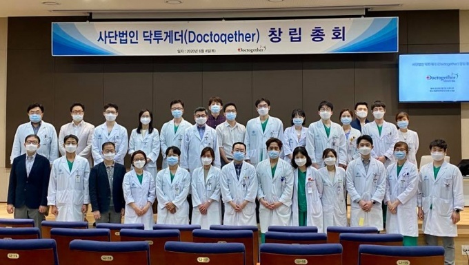 서울아산병원 소화기내시경센터 의료진들은 국제의료봉사단체 '닥투게더'를 창립해 활발한 활동을 이어가고 있다.