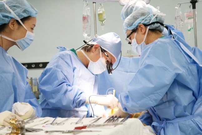 서울아산병원 장기이식센터 신장이식팀(한덕종, 김영훈, 신성, 권현욱 교수)이 지난해 6천번째 환자에 신장이식 수술을 하고 있다.