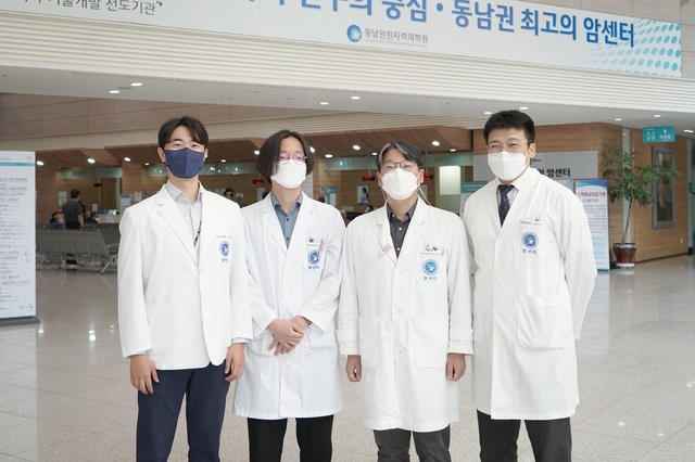 왼쪽부터 방사선종양학과 유도솔 과장, 전완 과장, 최철원 과장, 김진영 박사