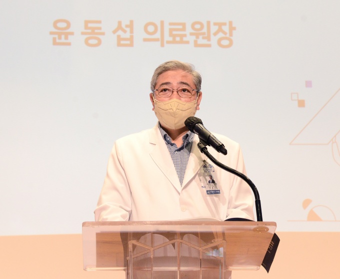 지난 6월 윤동섭 연세의료원장이 '세브란스 HR 이노베이션 심포지엄 2021' 행사에서 축사를 하고 있다.