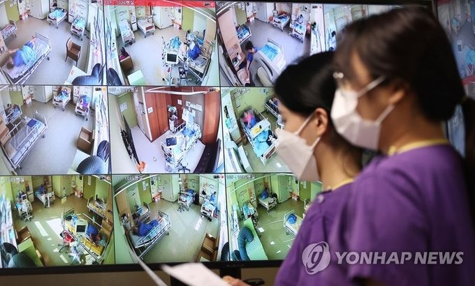 중환자 병상 부족이 우려되는 가운데 17일 서울의료원 의료진이 코로나19 치료병상을 살펴보고 있다.<사진제공=연합뉴스>