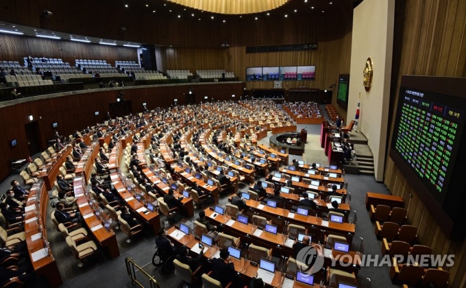 국회는 3일 오전 2022년 예산안을 본회의에서 가결했다. /사진제공=연합뉴스