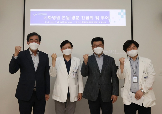 [사진설명] 좌측부터 방효소 행정원장, 박승원 진료행정실장, 김영진 PI실장, 이동훈 교수